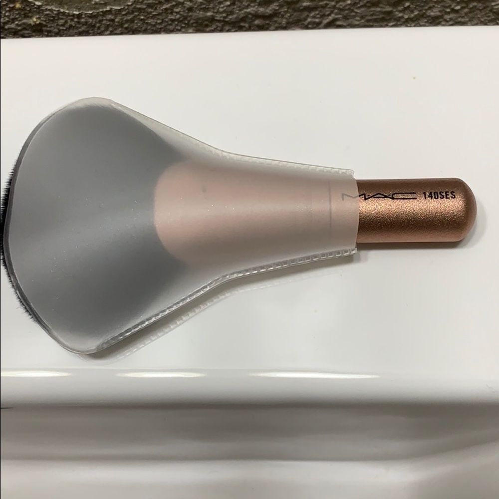 Authentic fan brush MAC